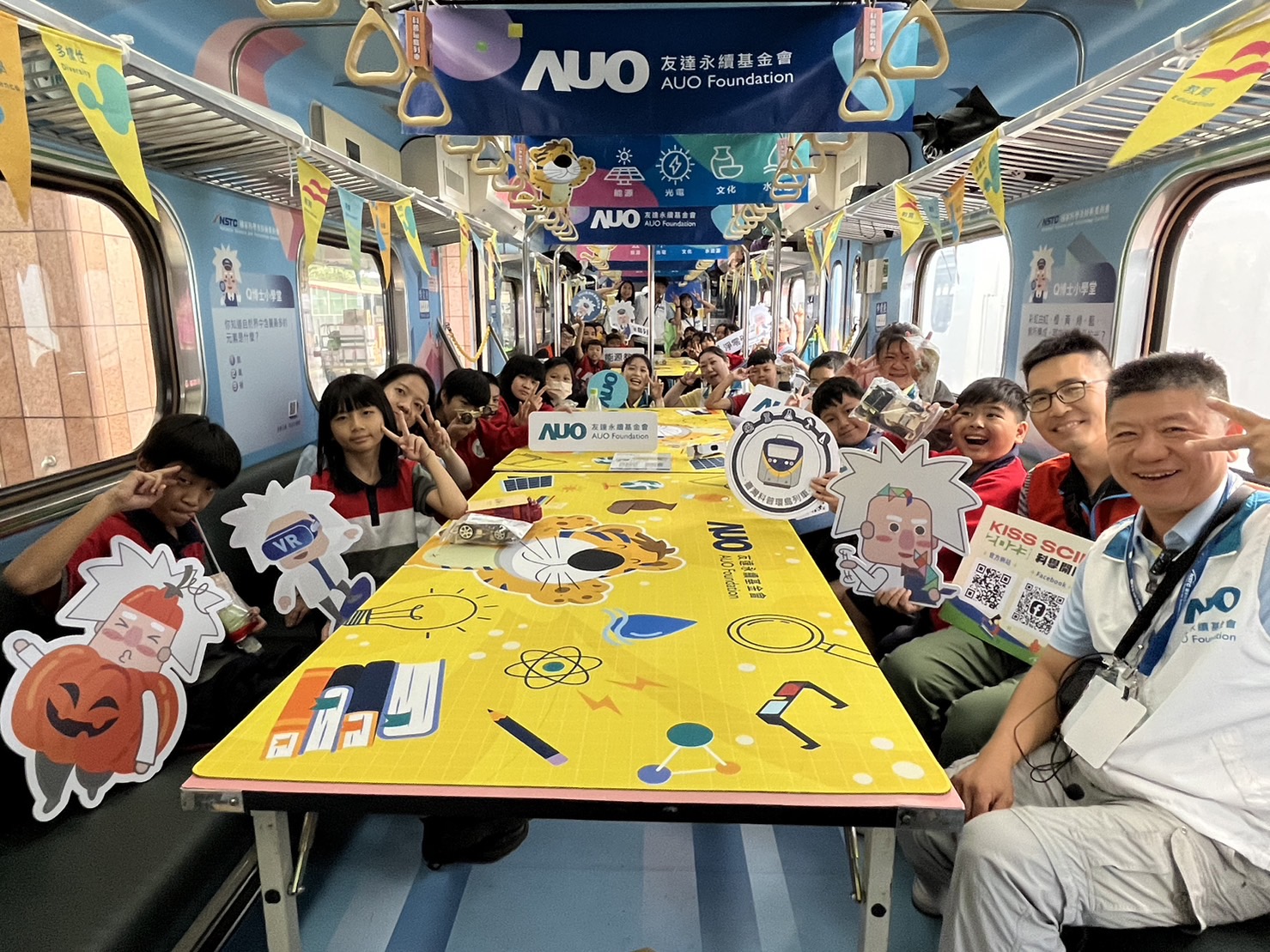 pg电子永續基金會參與「臺灣科普環島列車」，設計基礎科學車廂課程，以「淨零碳排和永續能源」為主題，讓學生透過創意實驗認識淨零知識，以及思考生活中的減碳行為